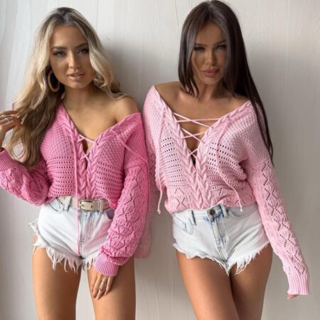 "UROCZY SWETEREK WIĄZANY W DELIKATNYCH CUKIERKOWYCH KOLORACH Z WYSOKIEJ JAKOŚCI BAWELNY - DOSKONAŁY ELEMENT WIOSENNEJ GARDEROBY"